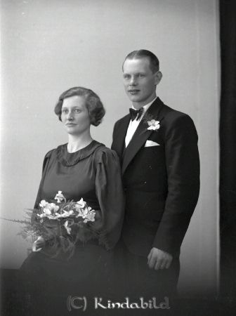 Arne Cassel Kisa
raja
Arne Cassel  
Brudpar

raja
John Arne Cassel född 1912 pappersbruksarbetare från Karlslund under Mjellerum och Margit Ingeborg Johansson född 1911 i Norra Vi, hembiträde i Trasten 9.
Arne Cassel dog 1977 i Tullinge.
Källa: Vigselbok Kisa och Sv dödbok 
Källa: Gerd Pettersson

Nyckelord: Cassel Kisa