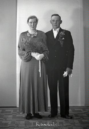 Gillis Andersson Långebro Kisa
raja
Gillis Andersson  
Brudpar

raja
Alice Andersson från Hökhult,Kisa och Gillis Andersson från Långebro gifte sig 1937. De var mina farföräldrar.
Källa: Ann-Sofie Olovsson
Nyckelord: Andersson Långebro