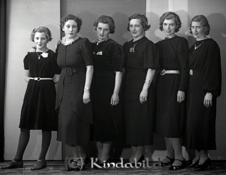 Flickorna Gothnier Kisa
raja
Flickorna Gothnier 
Grupporträtt sex kvinnor
Nyckelord: Gothnier Kisa