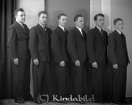 Sönerna Gothnier Kisa
raja
Sönerna Gothnier  
Grupporträtt sex män
Nyckelord: Gothnier Kisa