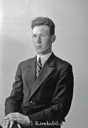 Nat Nilsson Fröåsa
raja
Nat Nilsson 
Porträtt-Man

raja
Anders Bertil Natanael Nilsson, född 1912 i Tidersrum boende i Grannasgården Fröåsa, Kisa. 
Källa: Gerd Pettersson

raja
Anders Bertil Natanael Nilsson, 1912 - 2010
Gift med Märta Teresia Persson, född i Rumskulla, (ej Tidersrum) 1915 - 2010
3 barn, se ovan Christina, Lennart och Bengt-Olof född 1954 
Källa: Christina Rofors


Nyckelord: Nilsson Fröåsa