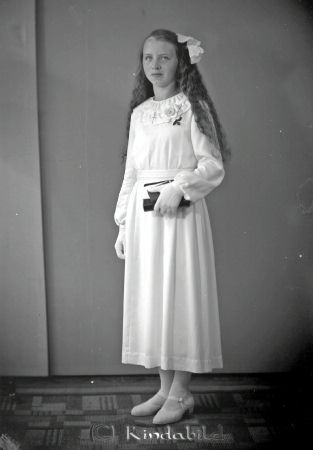 Karin Andersson Misterfall Kisa
raja
Karin Andersson  
Porträtt-Kvinna konfirmationsfoto

raja
Karin Dagmar August Andersson född 1923 i Kisa, dotter till Henning och Signe Andersson Misterfall. Familjen flyttade dit 1935.
Hon gifte sig med Ebbe Håkan Lennart Brage född 1922 i Linköping.
Barn:
Britt-Marie född 1944 i Kisa
Gunnar Håkan Valdemar född 1946 i Linköping
Jan Erik Lennart född 1949 i Vallerstad
Källa: Kyrkoarkiv Kisa och Folkräkning 1950 
Källa: Gerd Pettersson

Nyckelord: Andersson Misterfall