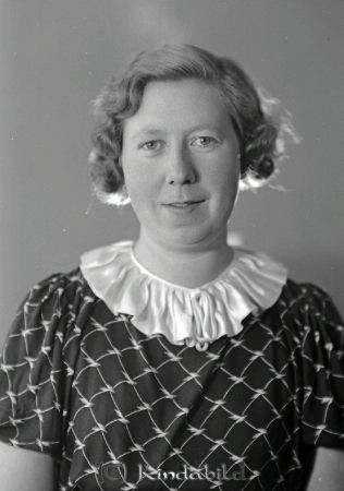 Karin Eriksson Strömsholm Kisa
raja
Karin Eriksson  
Porträtt-Kvinna

raja
Karin Eriksson född 1912 i Kisa. Hon var gift med Ernst Johanson född 1915 i Södra Vi.
 De bodde i Kjättestorp 1956 och i Bleckenblad 1960.
 Barn: Göran och Gun-Britt.
 Karin Eriksson var Lars Jakobssons mors yngsta syster.
 Källa: Studiegruppen hembygdsgården 
Nyckelord: Eriksson Strömsholm