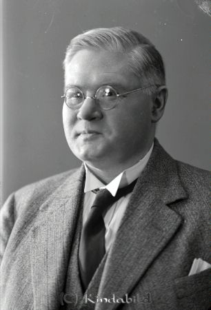 Nils Axel Tarras Kulneff Kisa
raja
Nils Axel Tarras Kulneff 
Porträtt-Man

Bildkommentar: Bör vara Nils Axel Tarras Kulneff, provinsialläkare i Kisa distrikt 1930-1939. (Källa: En bok om Kisa socken, del 3, sid 265) 
Källa: smol
Nyckelord: Kulneff Kisa