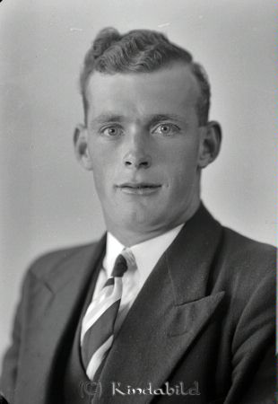 Ragnar Andersson Kjettestorp
raja
Ragnar Andersson  
Porträtt-Man

raja
Ragnar Andersson född 1911, son till Johan Fredrik Andersson född 1879 i Tidersrum och Ada född Andersson 1886 i Kisa.
Syster till Ragna: Ingrid Viktoria född 1910 i Tidersrum.
Hon gifte sig med Gustaf Rikard Andersson och de bodde i Vidingstorp. De fick två döttrar Gunnel och Inga-Lill.
Källa: folkräkning 1940 och 1950 
Källa: Gerd Pettersson

Nyckelord: Andersson Kjettestorp