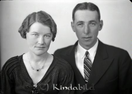 Einar Alexandersson Bränna Björkhult
raja
Einar Alexandersson 
Familjeporträtt en kvinna en man

raja
Sven Einar Alexandersson, Bränna, Horn född 1907
och Ingrid Lovisa Gustafsson född 1911.
Vigda 1938.
Källa: SVAR 
Källa: Gerd Pettersson

Nyckelord: Alexandersson Bränna
