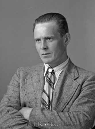 Karl Fast Ydrefors
raja
Karl Fast  
Porträtt-Man

raja
Karl August Fast född 1900 i Tidersrum, son till Frans August Fast och Elin Maria Nilsdotter.
Syskon: Jenny Maria född 1903
Sara Linnea född 1911
1950 var han gift med Jenny Pettersson från Södra Vi och hade en son. Arbetade som sågverksarbetare i Flen
Källa: Folkräkning 1940 och 1950 
Källa: Gerd Pettersson


Nyckelord: Fast Ydrefors