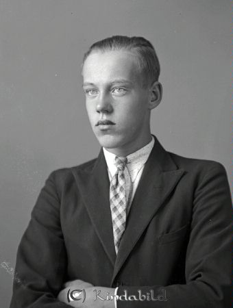 Kurt Stefansson Horn
raja
Kurt Stefansson  
Porträtt-Man

raja
Bodde i Gamla Fridhem Horn. I gårdshuset innehade bröderna Stefansson Kurt född 1921 och Karl född 1927 snickeri 1958-1983.
Källa: Gerd Pettersson

Nyckelord: Stefansson Horn
