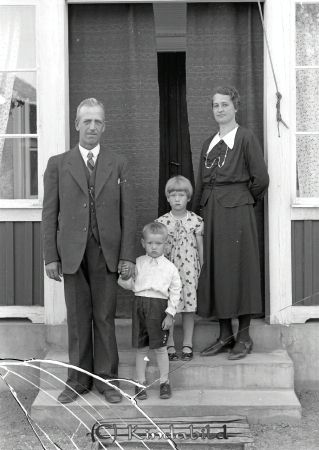 Karl Svensson Lönningehult Horn
raja
Karl Svensson 
Familjeporträtt en man en kvinna en pojke en flicka

raja
Karl Edvin Svensson f 1894 gift 1932 med Hallvy.
Barn: Inga och Evert.
Källa: Sv gods och gårdar. 
Källa: Gerd Pettersson

Nyckelord: Svensson Lönningehult