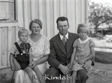 Oskar Andersson Lönningehult Horn
raja
Oskar Andersson  
Familjeporträtt en kvinna en man en pojke en flicka

raja
Gunilla "Gunni" f.Lundberg och Oskar Andersson, Lönningehult, Horn med barnen Ingmar och Helena. Helena g. Ternstedt 
Källa: Tommy Karlsson
Nyckelord: Andersson Lönningehult