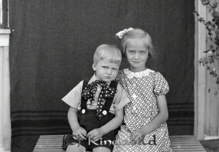 Oskar Andersson Lönningehult Horn
raja
Oskar Andersson  
Porträtt-Barn en pojke en flicka

raja
Ingmar och Helena barn till Gunilla "Gunni" f. Lundberg och Oskar Andersson, Horn 
Källa: Tommy Karlsson
Nyckelord: Andersson Lönningehult