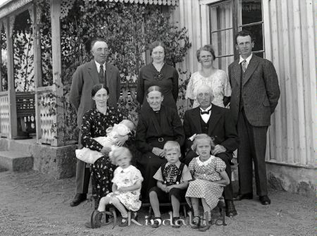 Oskar Andersson Lönningehult Horn
raja
Oskar Andersson  
Grupporträtt fyra kvinnor tre män fyra barn

raja
Lönningehult, Horn. Första raden fr.v. Maj, Ingmar och Helena, Andra raden fr.v.Elsa med barnet John, Emma med maken Axel. Tredje raden fr.v.Anders, Märta, Gunilla "Gunni" f.Lundberg och maken Oskar. Oskar och Gunillas barn är Ingmar och Helena. Maj dotter till Elsa och Anders.
Källa: Tommy Karlsson
Nyckelord: Andersson Lönningehult
