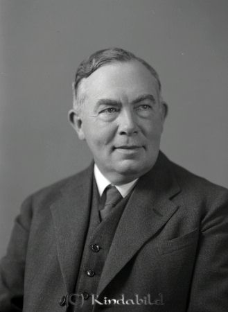 Bankdirektör Björsten Kisa
raja
Bankdir Björsten  
Porträtt-Man

raja
Bankdirektör Axel Einar Björsten född 1883 i Björsäte i Skaraborgs länr.
Han var bankdirektör på Östgötabanken i Kisa.
Kom till Kisa 1936 från Söderköping
Han var ogift och dog 1954 i Berggården kv Laxen Kisa.
Källa: Kyrkoarkiv Kisa och sv dödbok 
Källa: Gerd Pettersson

Nyckelord: Björsten Kisa