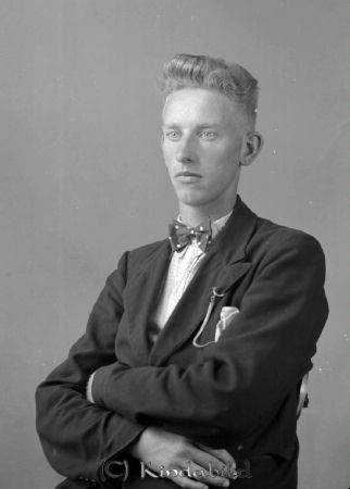 Seth Nilsson Ryda Björkfors
raja
Seth Nilsson  
Porträtt-Man

raja
Seth Ragnar August Nilsson född 1914 i Hycklinge.
Föräldrar och syskon:
Nils Peter August Nilsson 1880-10-18
Sigrid Adolfina Karlsson 1889-01-26
Bror Einar 1909-10-05
Syster Alva Ingrid 1912-09-16
Seth Ragnar August 1914-09-08
Ellen Sofia Linnea 1916-09-06
Ragnhild Viola Elisabet 1918-09-28
Nils Helge Allan 1920-09-07
Karin Brita Ingegerd 1924-11-24
Svea Elsa Ottilia 1926-12-09
Gift 1946 med Gunborg Maria Nilsson född 1928 i Gamleby
1960 bodde de i Åtvid och hade tre döttrar
Källa: Folkräkning 1860-1947 
Källa: Gerd Pettersson


Nyckelord: Nilsson Ryda