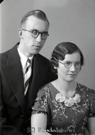 Olle Wallentin Horn
raja
Olle Wallentin 
Grupporträtt en man en kvinna

raja
Olof Valentin Hornbrink född 1910 i Mörbylånga och Rut Emma Karolina Kindvall född 1915 i Kisa.
 Han hade herrekipering i Nybro och tre syskon Hornbrink var med och arbetade i affären 1940 enl Folkräkningen.
 Källa: Folkräkning och Studiegruppen hembygdsgården
Nyckelord: Wallentin Horn