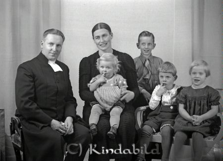 Myrgård David Kyrkoherde Kisa
raja
Myrgård David  
Familjeporträtt

raja
Kent Wellheden uppger att på bilden sitter David Myrgård och hustrun Tyra med dottern Karin (nu gift Lindqvist). Stående storebror Bengt. Sittande tvillingarne Crister och Cristina (nu gift Järpemo)
Källa: Sune Holgersson 
Nyckelord: Myrgård Kisa