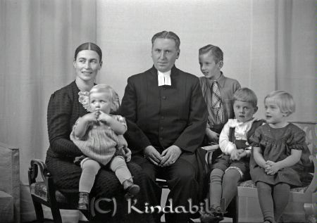 Myrgård David Kyrkoherde Kisa
raja
Myrgård David  
Familjeporträtt
Nyckelord: Myrgård Kisa