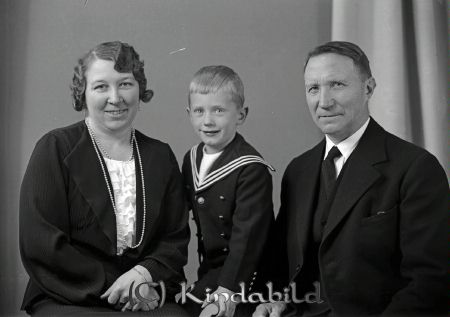 Axel Pettersson Verveln
raja
Axel Pettersson 
Familjeporträtt far mor och ett barn
Nyckelord: Pettersson Verveln