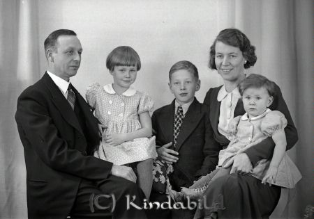 Kantor Larsson Västra Eneby
raja
Kantor Larsson 
Familjeporträtt mor far och tre barn
Nyckelord: Larsson Västra Eneby
