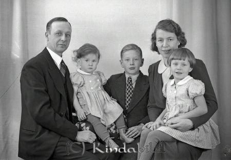 Kantor Larsson Västra Eneby
raja
Kantor Larsson 
Familjeporträtt mor far och tre barn

raja
Ragnar Larsson f 1896 i Västra Eneby med hustru
Maria Larsson f 1899 i Stockholm. Barn: Ulf. Sylvia och Ragna. ?
Källa: SVAR 
Källa: Gerd Pettersson

raja
Den yngre dottern heter Barbro. Bilden togs 1937 och Ragna föddes 1944. 
Källa: Birgitta  



Nyckelord: Larsson Västra Eneby
