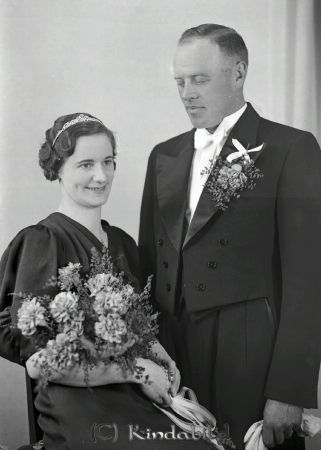 Gust Andersson Vinstorp Västra Eneby
raja
Gust Andersson  
Brudpar

raja
Lantbrukare Erik Gustaf Andersson Vinstorp född 1901 och 
 Gunvor Viveka Ingegerd Nilsson Farstorp född 1912.
 Barn: Katarina, Karl, Lars och Per.
 Källa; Studiegruppen hembygdsgården och Kyrkoarkiv Västra Eneby. 
Nyckelord: Andersson Vinstorp