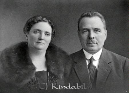 Jakobsson Eriksborg
raja
Jakobsson Eriksborg
Grupporträtt en kvinna en man

raja
Detta är min svärmor Astrid Petterssons föräldrar, pappan hette Gothard. MVH Ann-Charlotte Nilsson 
Källa: kisalotta

raja
och mamman hette Alma 
Källa: kisalotta
 gepe
Källa: Svar och dödboken



Nyckelord: Jakobsson Eriksborg