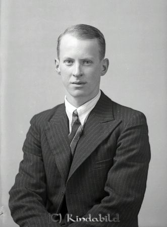 Gunnar Axelsson Näset Verveln
raja
Gunnar Axelsson 
Porträtt-Man

raja
Troligtvis Karl Gunnar Axelsson född 1917 i Horn, son till Henning och Elsa Axelsson i Grytvik Väsby.???? 
Källa: Gerd Pettersson

Nyckelord: Axelsson Näset