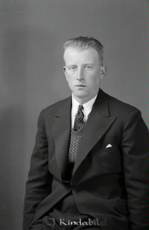 Torsten Andersson Asplunda Tidersrum
raja
Torsten Andersson 
Porträtt-Man

raja
Torsten Anderson född 1911 i Tidersrum, son till Ernst och Albina Andersson Kvarnen Tidersrum.
 Han var gift med Aina Ulriksson född 1917 i Ulrika.
 1950 bodde de i Tallbacken Tidersrum.
 1960 bodde hustrun i Boxholm tillsammans med en flicka Birgitta Wettergren född 1948.
 Torsten dog 1958.
 Källa: Studiegruppen hembygdsgården och Folkräkning 1950 och 1960 
Nyckelord: Andersson Asplunda