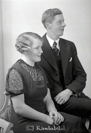 Ragnar Svensson Bjerkeryd Kisa
raja
Ragnar Svensson  
Grupporträtt en kvinna en man

raja
Nils Ragnar Svensson född 1912 i Kisa, son till hemmansägare Karl Anders Svensson och Emma Lovisa Andersdotter Bjärkeryd Kisa.
 Syskon till Ragnar:
 Svea Sofia 1905
 Karl Gunnar 1908
 Göta Viola Lovisa 1910
 Sven Einar 1915
 Bruden Britta Linnéa Eng född 1915 i Kisa, dotter till Arvid och Jenny Eng född Nilsson Hägerstad
 1940 bodde Ragnar och Britta Svensson i Nygård Kisa tillsammans med Brittas föräldrar..
 1948 köpte de Berga Norrgård Västra Eneby för 48 000 kr.
 Barn till Ragnar och Britta Svensson:
 Sven Anders och Nils Erik Peter.
 Ragnar Svensson var en duktig träsnidare bl a täljde han hästar.
 Källa: Studiegruppen hembygdsgården och Folkräkning 1940 och 1950 
Nyckelord: Svensson Bjerkeryd