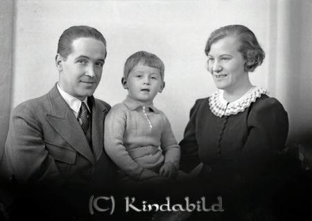 Lantmätare O Nordström Kisa
raja
O Nordström
Familjeporträtt far mor och ett barn

raja
Lantmätare Orvar Nordström Fridsdal Kisa med hustru Marta Elin Nilsine född Strömer 1907.
Barn född 1933 
Källa: Gerd Pettersson

Nyckelord: Nordström Kisa