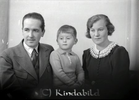 Lantmätare O Nordström Kisa
raja
O Nordström  
Familjeporträtt far mor och ett barn

raja
Orvar och Marta Nordström Fridsdal Kisa med barn. 
Källa: Gerd Pettersson

Nyckelord: Nordström Kisa