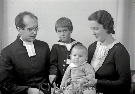 Komminister O Nilsson Västra Eneby
raja
O Nilsson Västra Eneby 
Familjeporträtt far mor och två barn

raja
Kan avse Eric Nilsson, komminister i Eneby och Kisa 1933-39, senare kh i �?tvid. (Källa: En bok om Kisa socken, del 2, sid 288)
Källa: smol
Nyckelord: Nilsson Västra Eneby