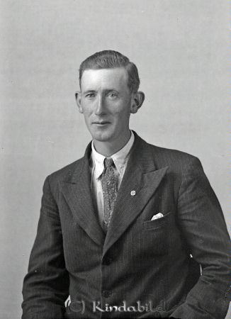 Hult Olle Skördefall Kisa
raja
Hult Olle  
Porträtt-Man

raja
Olle Hult var född 1909 i Kisa socken. 1970 bodde han i Svärdsvik Malexander. 
Källa: Gerd Pettersson 

Nyckelord: Hult Skördefall