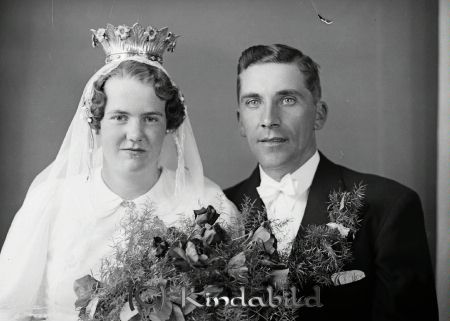 Thun Erik Kölefors
raja
Thun Erik  
Brudpar

raja
Hustru Stina Viola född 1919, död 2002. Erik Thun född 1913 i Västrum Kalmar län och Stina Viola född Ek 1919 i Linköping. Dotter Ania född 1941 och gift Pihl
 1950 arbetade Erik Thun som smed i Kölefors. Sina Thun arbetade på Konsum Kisa. Familjen bodde Björkvik Kölefors. Bosatta i Finspång 1970
 Källa: Folkräkning 1950 och 1970 
Källa: Gerd Pettersson

Nyckelord: Erik Kölefors