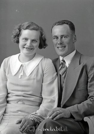 Andersson Ingrid Höckhult Kisa
raja
Andersson Ingrid  
Grupporträtt en kvinna en man

raja
Ingrid dotter till Axel och Hilda Andersson.
Syskon: Harry, Alice, Viola, Margit, Ingemar, Sven, Olle och Marianne.
Källa: Sv Bebyg.
Källa: Gerd Pettersson

Nyckelord: Andersson Höckhult