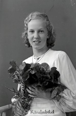 Feldt Barbro Nygård Horn
raja
Feldt Barbro  
Porträtt-Kvinna konfirmationsfoto

raja
Barbro Fäldt född 1823 i Horn, dotter till möbelsnickare Konrad och Elsa Fäldt.
Syskon; Yngve, Bertil, Gösta, Nils-Erik, May och Vilgot.
Barbro Fäldt gift 1948 med turnéledare Karl Axel Rune Andersson född 1923 i Östra Harg 1950 bodde de i Linköping och 1970 i Göteborg
Källa: Folkräkning 1950 och 1970 
Källa: Gerd Pettersson

Nyckelord: Feldt Nygård