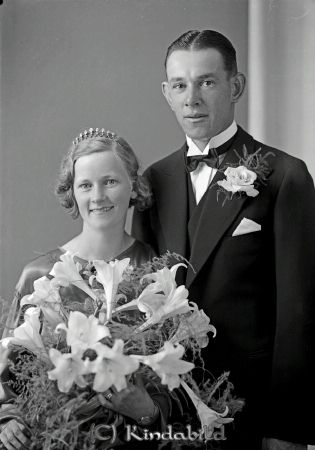 Johansson Sven Nystad Ulrika
raja
Johansson Sven  
Brudpar

raja
Banarbetare Sven Gustaf Johansson född 1911 i Södra Vi gift 1938 med Karin Alice Amalia Pettersson född 1914 i Nystad Amundebo Ulrika.
Källa: Familjer och gårdar i Ulrika. 
Källa: Gerd Pettersson

Nyckelord: Johansson Nystad