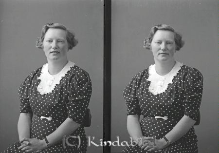 Köhler Frkn Kisa
raja
Köhler Frkn  
Porträtt-Kvinna

raja
Anna-Lisa Köhler, dotter till köpman August och Anna Köhler.
Källa: Dödsannons brodern Karl-Eric död 1925 endast 13 år gammal, 
Källa: Gerd Pettersson 

Nyckelord: Köhler Kisa