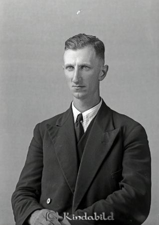 Nilsson Gillis Rödingehult
raja
Nilsson Gillis 
Porträtt-Man

raja
Karl Robert Gillis Nilsson född 1903 i Kisa. Han var ogift och dog 1940 i Rödingehult.
Källa: Sv dödbok 
Källa: Gerd Pettersson

raja
Hade en bror vid namn Algot
 Källa: Studiegruppen Hembygdsgården 
Nyckelord: Nilsson Rödingehult
