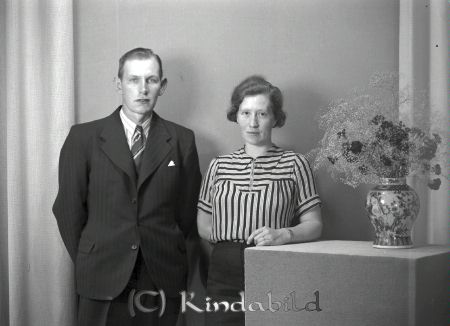 Holstein Örneström Kisa
raja
Holstein Örneström  
Grupporträttman en kvinna en man

raja
Helge Holstein och Margit Axelsson. Förlovningskort? 
Källa: Tommysgg 
Nyckelord: Holstein Örneström