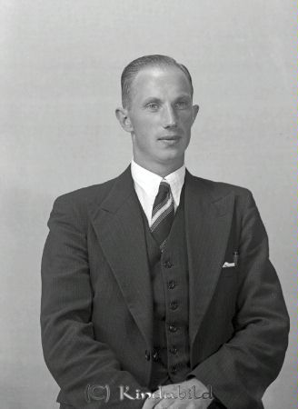 Nilsson Algot Rödingehult
raja
Nilsson Algot 
Porträtt-Man

raja
Johan Algot Nilsson född 1904 i Kisa, son till Johan August Nilsson och Gerd Maria född Andersson.
Johan Algot var gift med Gudrun Sofi och de bodde i Rödingehult 1970.
Källa: Folkräkning 1970 
Källa: Gerd Pettersson

Nyckelord: Nilsson Rödingehult
