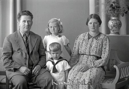 Augustinsson E V Horn
raja
Augustinsson E V  
Familjeporträtt mor far och två barn

raja
Barnen är Sören Augustinsson och Gun-Britt Monell. 
Källa: Gerd Pettersson

Nyckelord: Augustinsson Horn