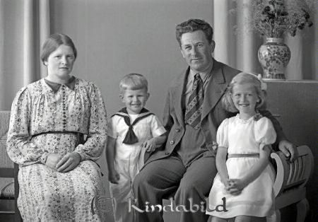 Augustinsson E V Horn
raja
Augustinsson E V 
Familjeporträtt mor far och två barn

raja
Augustinsson Horn
Källa: Lilly Nilsson

raja
August Erik Valfrid Augustinsson och Dagny Sofia född Jacobsson med barnen Gun-Britt och Sören. 
Källa: Gerd Pettersson

Nyckelord: Augustinsson Horn