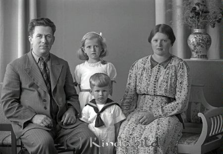 Augustinsson E V Horn
raja
Augustinsson E V Horn 
Familjeporträtt mor far ovh två barn

raja
August Erik Valfrid Augustinsson, Horn med hustru Dagny Sofia född Jacobsson med barnen Gun-Britt och Sören. 
Källa: Gerd Pettersson

Nyckelord: Augustinsson Horn