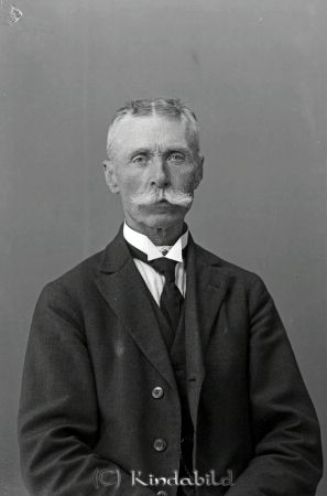 Karlsson Hugo Kärra Björkfors
raja
Karlsson Hugo  
Porträtt-Man

raja
�?gare till Kärra Mellangård, född 1877.
Källa: Sv gods och gårdar. 
Källa: Gerd Pettersson


Nyckelord: Karlsson Kärra