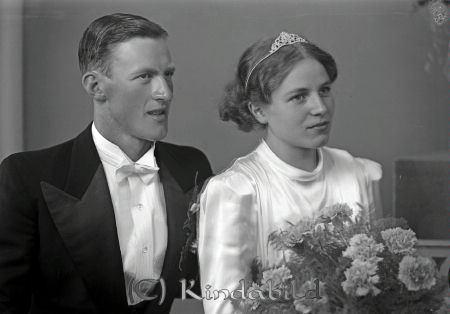 Pettersson Tage Vånga Oppeby
raja
Pettersson Tage  
Brudpar

raja
Tage Pettersson född 1915 i Hägerstad och Signhild Bergström född 1918 i Oppeby.
Barn: Jan-Olof, Barbro och Krister. 1970 bor de i Flarka Horn. 
Källa: Gerd Pettersson

Nyckelord: Pettersson Vånga
