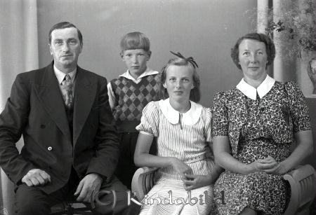 Hultman Harald Åkerby Säteri Gräveby
raja
Hultman Harald  
Familjeporträtt far mor och två barn
Nyckelord: Hultman Gräveby