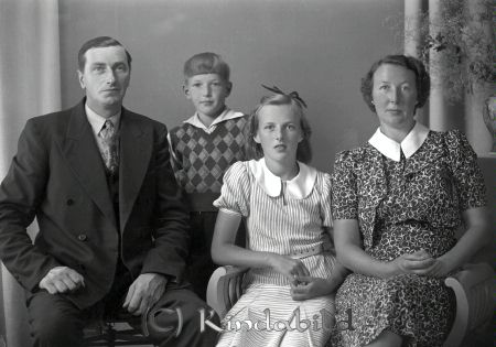 Hultman Harald Åkerby Säteri Gräveby
raja
Hultman Harald  
Familjeporträtt far mor och två barn
Nyckelord: Hultman Gräveby