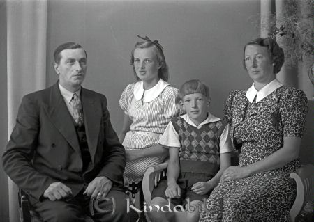 Hultman Harald Åkerby Säteri Gräveby
raja
Hultman Harald 
Familjeporträtt far mor och två barn
Nyckelord: Hultman Gräveby