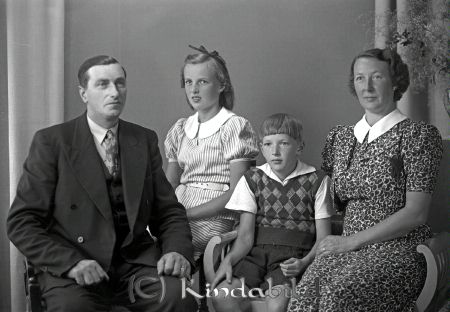 Hultman Harald Åkerby Säteri Gräveby
raja
Hultman Harald 
Familjeporträtt far mor och två barn
Nyckelord: Hultman Gräveby